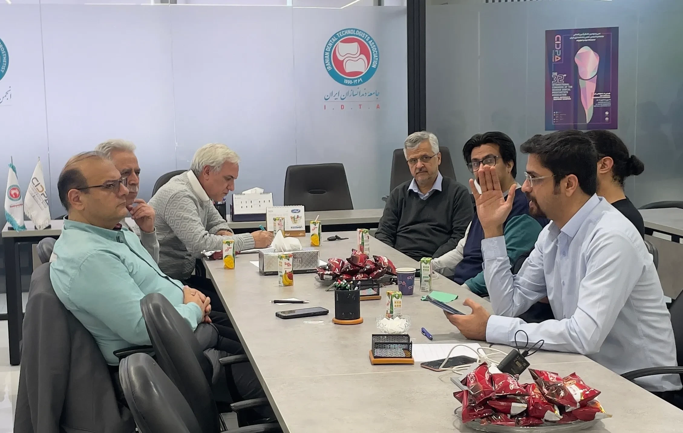 بررسی فرایندهای اداری، امور دانشجویی و برنامه‌ریزی کنگره‌ها در جلسه هیئت‌مدیره انجمن علمی دندانسازی ایران